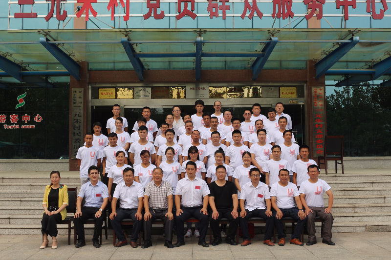 第十期學(xué)員與老師在三元朱村委樓前合影