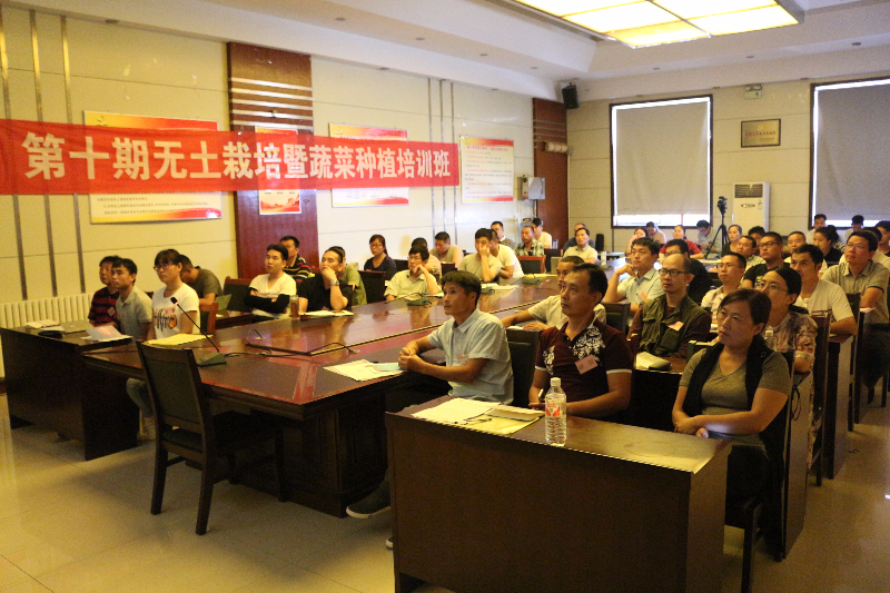 第十期學(xué)員在認(rèn)真聽老師講課