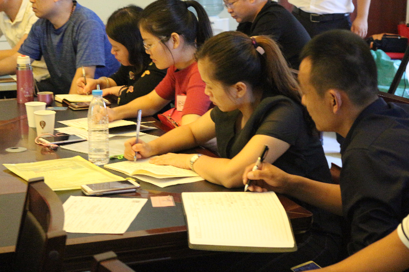 第十期學(xué)員邊聽老師講課，邊記筆記