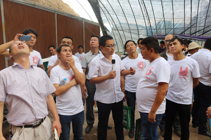 賈少華老師在棚內(nèi)給學(xué)員講解溫室的建造