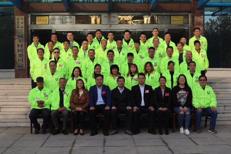 第十一期學(xué)員與老師在三元朱村委樓前合影