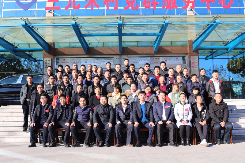 第十二期學員與老師在三元朱村委樓前合影