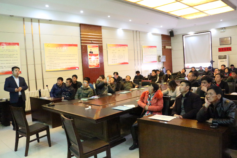 李軍老師在講解無土栽培設(shè)備組成