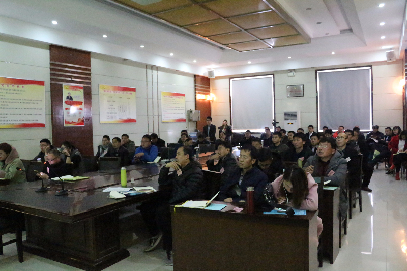 第十四期學(xué)員正在上課，聽(tīng)老師講解理論知識(shí)