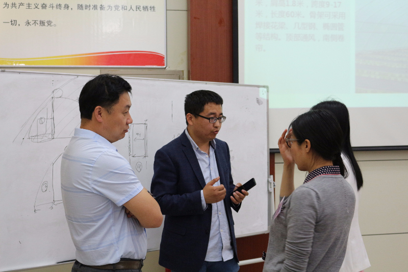 在課堂休息時，學員請教賈少華老師溫室的選擇與建造的知識
