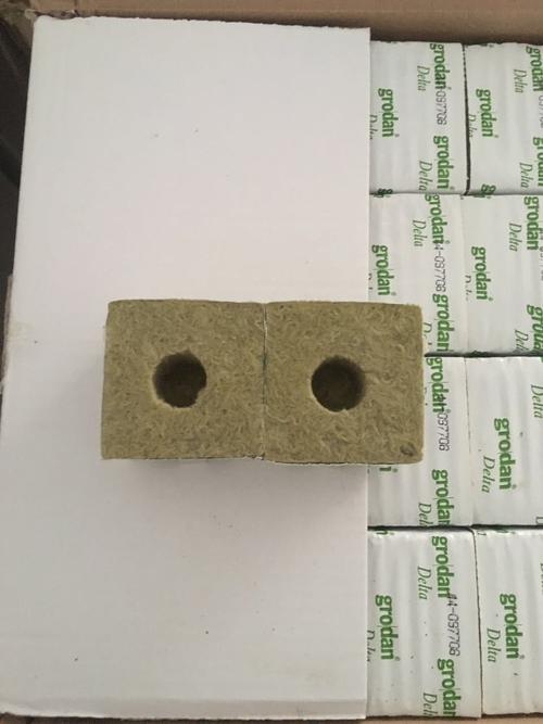 無(wú)土栽培巖棉塊.jpg 無(wú)土栽培巖棉塊.jpg