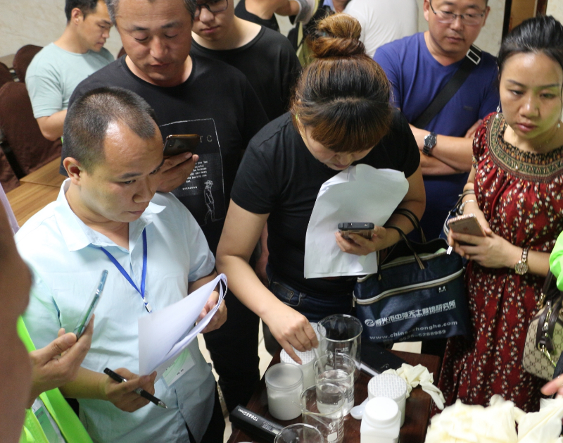 配置營養(yǎng)液.jpg 配置營養(yǎng)液.jpg