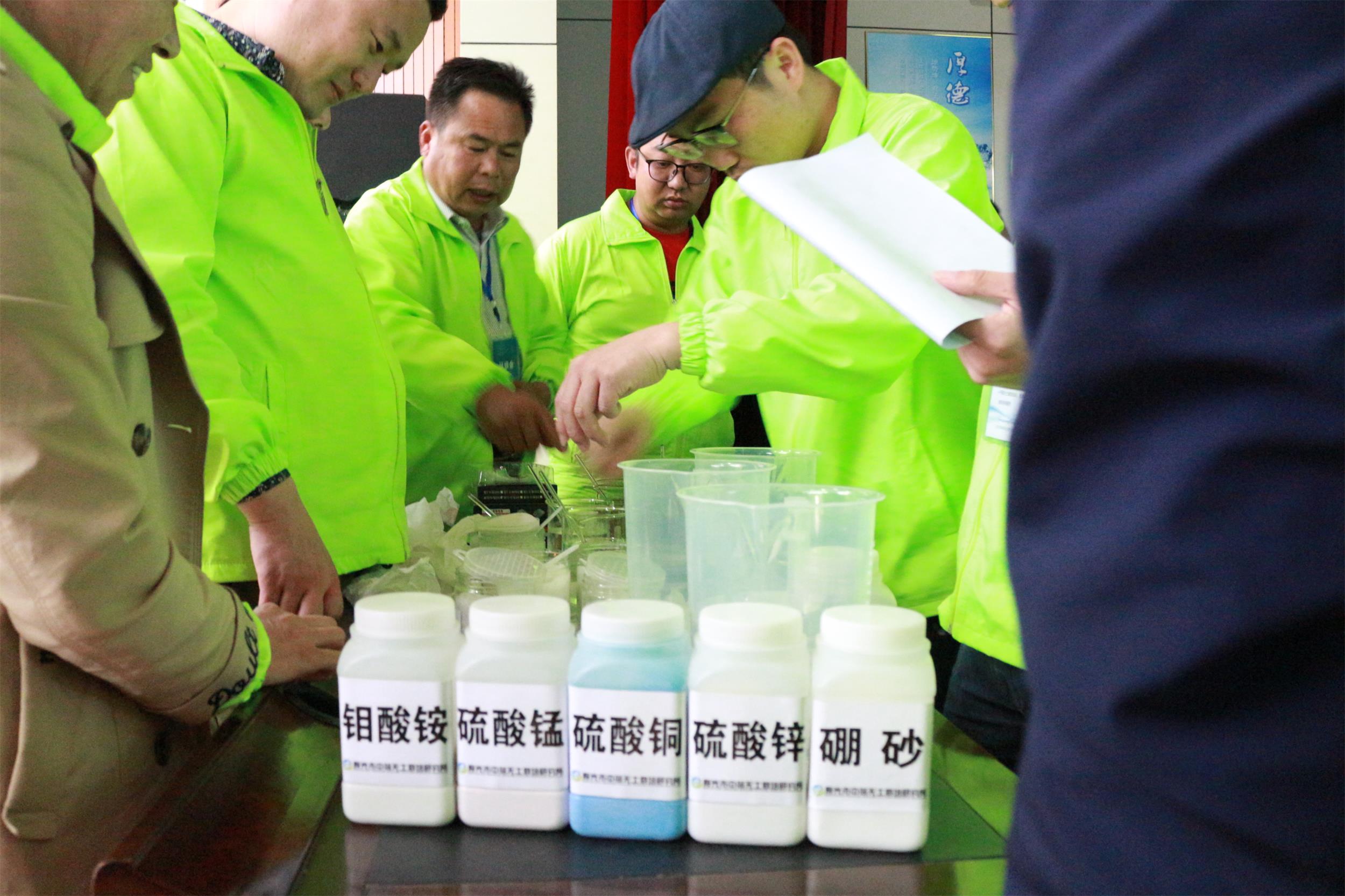 營(yíng)養(yǎng)液配置.JPG 營(yíng)養(yǎng)液配置.JPG