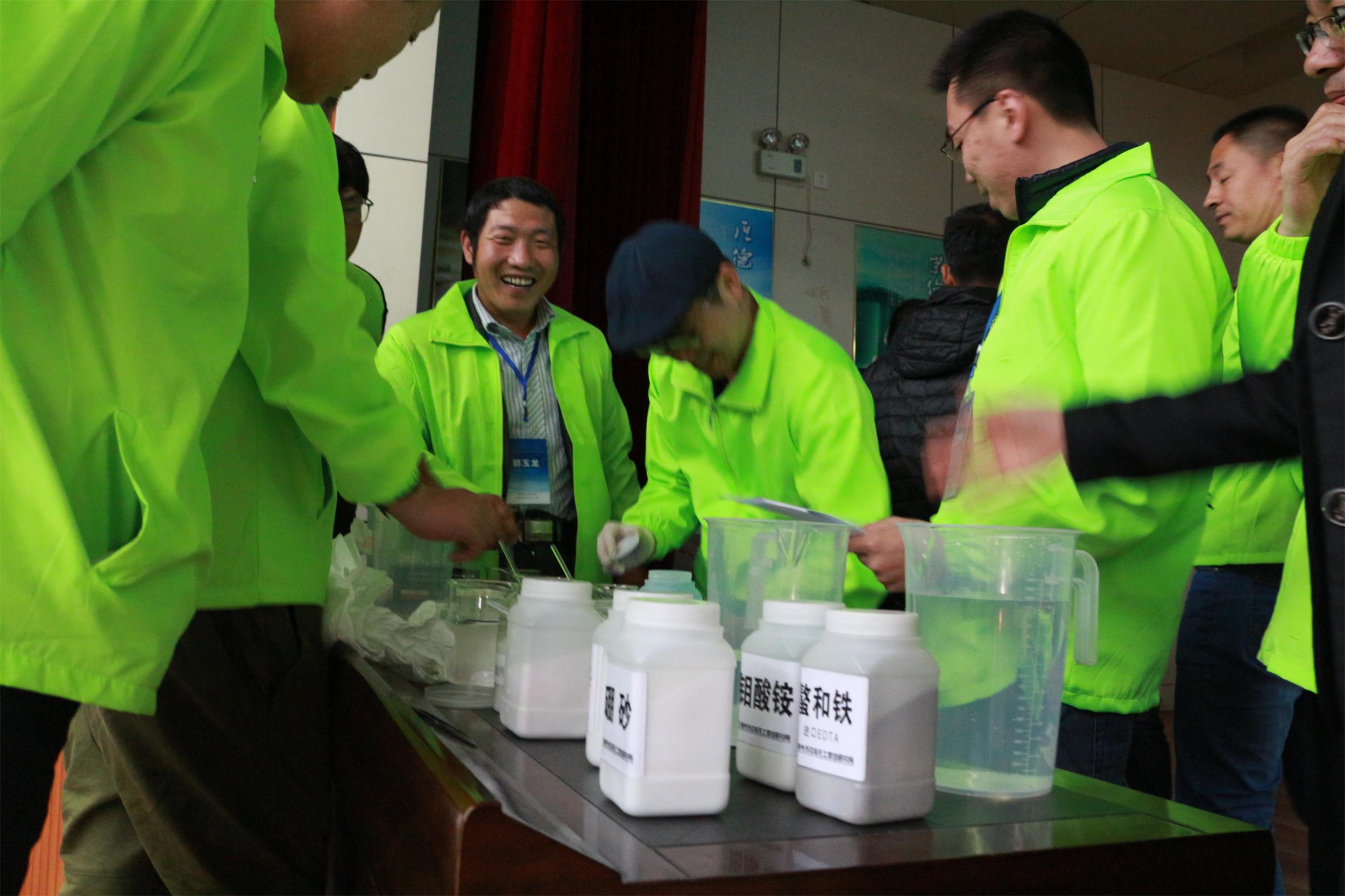 營(yíng)養(yǎng)液配置.JPG 營(yíng)養(yǎng)液配置.JPG